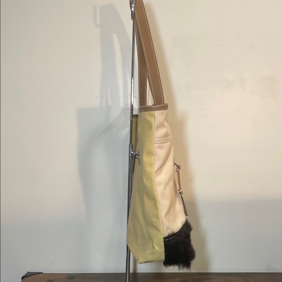 Sixtease Chic Cream and Black Tote with Key Accent - Picture 5 of 12